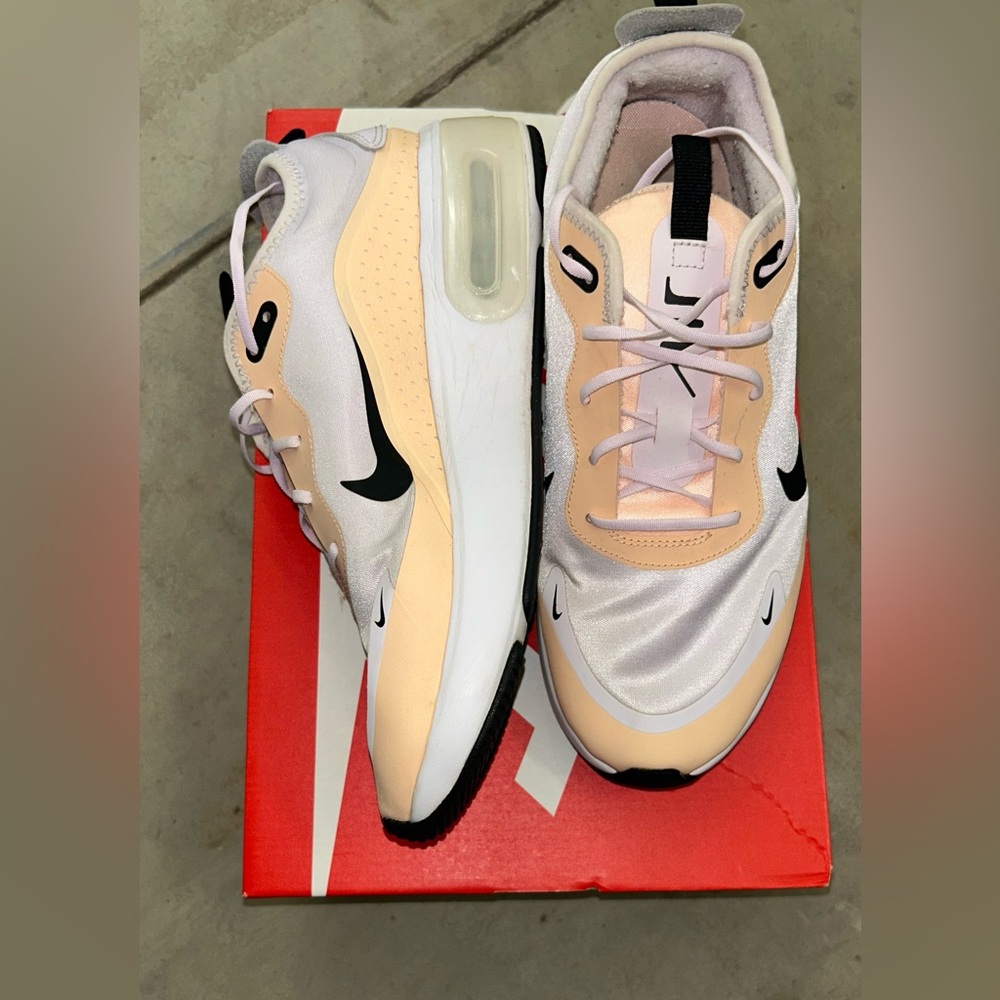 Women’s NIKE Air Max EUC